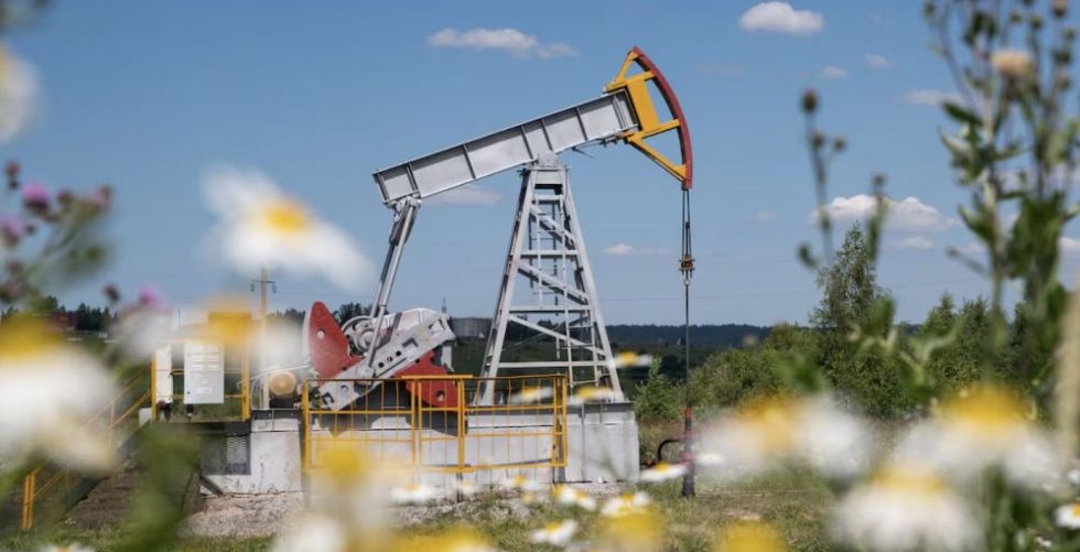 النفط يقلص مكاسبه لكن يتجه لارتفاع قياسي