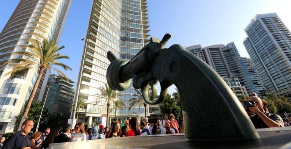 المسدس المعقود في بيروت كرمز للسلام