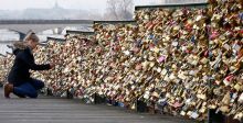 إزالة الاقفال عن جسر الحب في باريس
