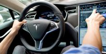بالفيديو: Tesla  تركن نفسها
