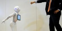 الروبوت بيبير يحاكي زبائن بنك الامارات