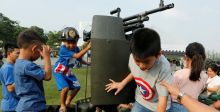 الاطفال يلهون بأسلحة الجيش التايلاندي 