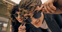 Ray-Ban تعيد زيارة كلاسيكية الثمانينات 