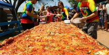إليكم أكبر بيتزا متاحة تجاريًا في العالم