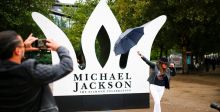 عيدٌ مميز لمايكل جاكسون في لندن برغم المطر