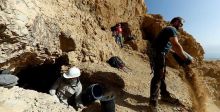 هل يعثر علماء الآثار على مخطوطات جديدة في البحر الميت؟